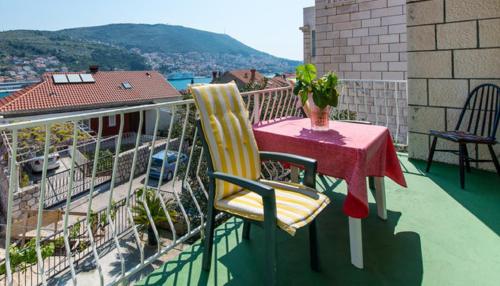 una mesa y sillas en un balcón con vistas en Guest House Mrdalo, en Dubrovnik