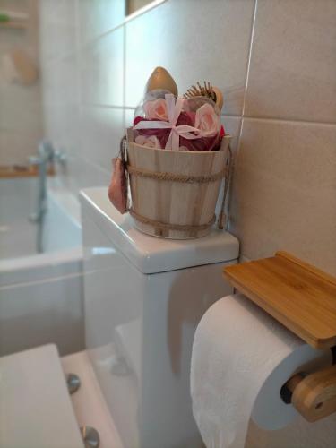 a basket on the back of a toilet in a bathroom at Suite Paradiso in Castelnuovo Magra