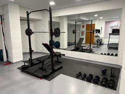 Oca Villa de Avilés Hotelにあるフィットネスセンターまたはフィットネス設備