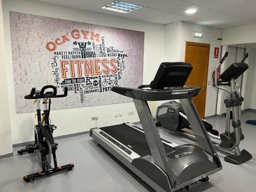 Oca Villa de Avilés Hotelにあるフィットネスセンターまたはフィットネス設備