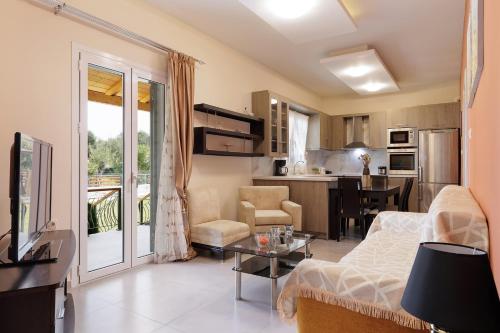 uma sala de estar com um sofá, uma mesa e uma cozinha em Planet Villas by Konnect - Shared BBQ & Garden em Ýpsos