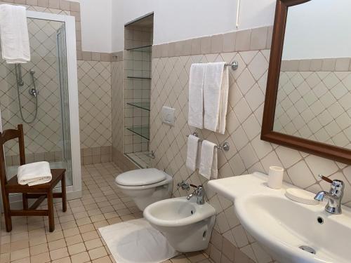 フランカヴィッラ・フォンターナにあるMasseria Palmoのバスルーム(トイレ、洗面台付)
