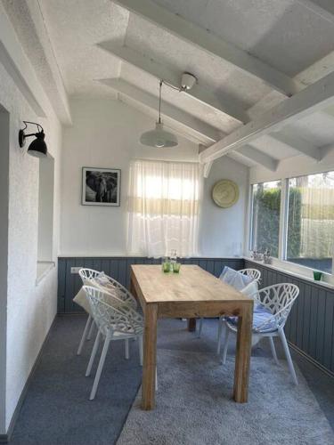 a dining room with a wooden table and chairs at Haus am Grimnitzsee mit Garten in Joachimsthal