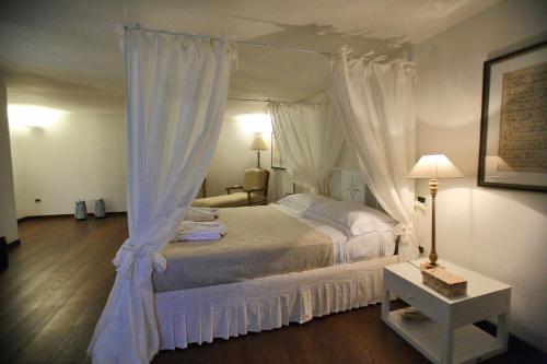 Postel nebo postele na pokoji v ubytování Don Totu - Dimora Storica