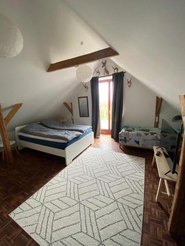 a attic room with a bed and a window at Hegnsly in Odder