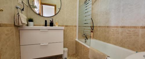 une salle de bain avec un lavabo et un miroir dans l'établissement Casa La Marie POOL KLIMA TV FREE WIFI GARAGE, à Orihuela