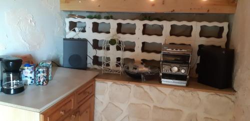 a kitchen with a counter top with a toaster oven at Monteurzimmer Ausma Boen 2 - Vakantiehuis Rust & Ruimte in Bunde
