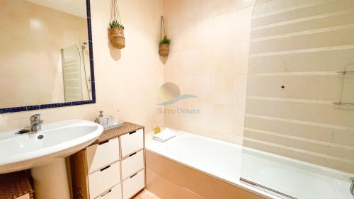 Koupelna v ubytování Sol da Rocha Studio by Sunny Deluxe