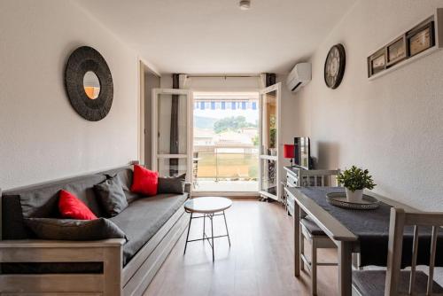 un salon avec un canapé et une table dans l'établissement Mer et soleil, à Bormes-les-Mimosas
