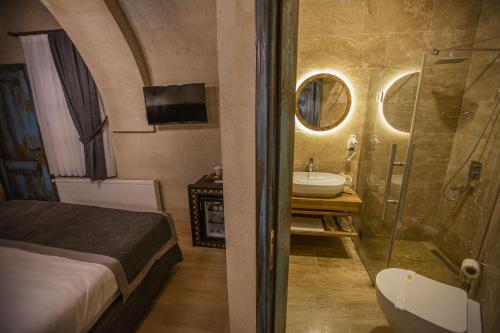 Bilik mandi di Sinasos Star Hotel Cappadocia