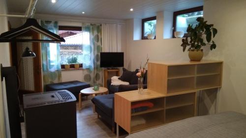 ein kleines Wohnzimmer mit einem Sofa und einem Tisch in der Unterkunft Haus Flora am Kaiser in Niederndorf