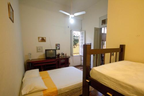 En eller flere senger på et rom på Guanaaní Hostel