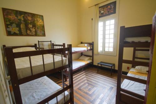 سرير بطابقين أو أسرّة بطابقين في غرفة في Guanaaní Hostel