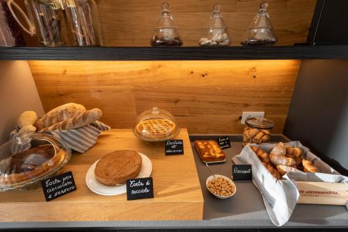 una estantería con varios tipos de pan y repostería en Agriturismo Speziale Wine Resort, en Verduno