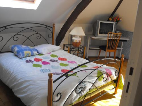 a bedroom with a bed and a desk with a computer at Résidence ALEXIA in Saint-Valery-en-Caux