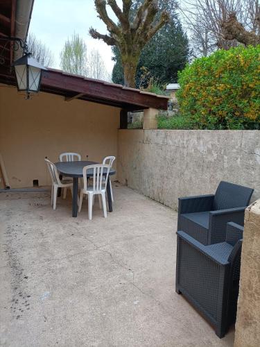 einen Tisch und Stühle auf einer Terrasse in der Unterkunft Gîte T3 Sarlat d'oie in Sarlat-la-Canéda