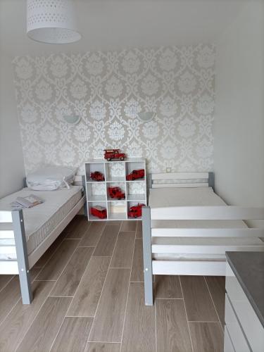 1 Schlafzimmer mit 2 Betten und 2 Stühlen in der Unterkunft Gîte T3 Sarlat d'oie in Sarlat-la-Canéda