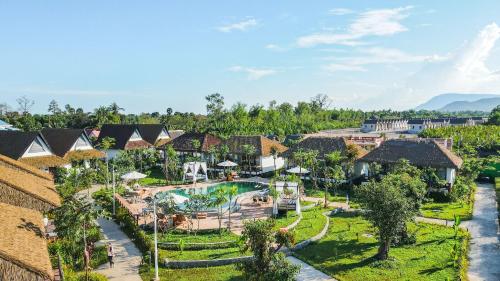 - une vue aérienne sur un complexe avec une piscine dans l'établissement RiverTree Villa & Resort, à Kampot