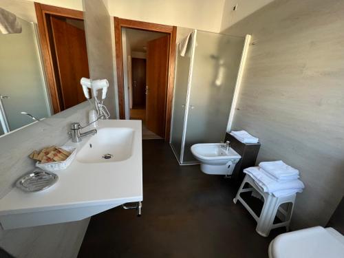 
Ein Badezimmer in der Unterkunft Hotel Dolomiti
