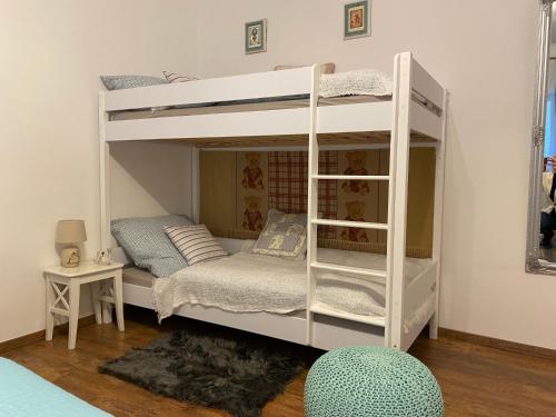 Двухъярусная кровать или двухъярусные кровати в номере Fehér-patak Vendégház