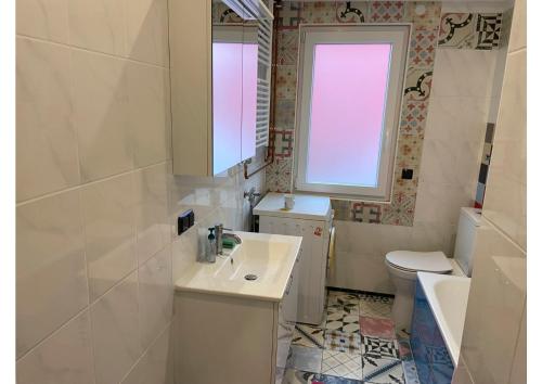 Ένα μπάνιο στο Villa Dada