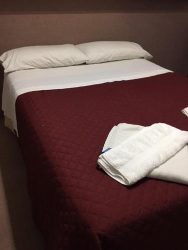 Una cama o camas en una habitación de Patri Hotel