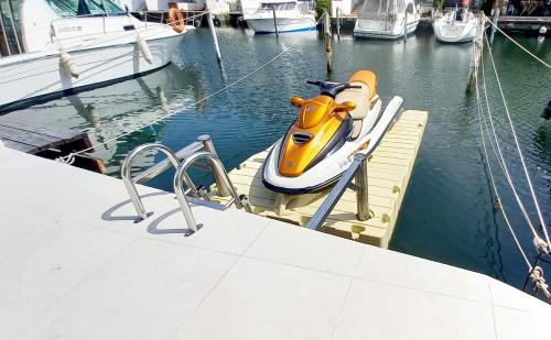 a yellow boat sitting on a dock in the water at Empuriabrava 500m de la plage de la Rubina in Empuriabrava