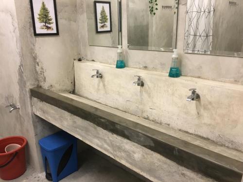 ein Badezimmer mit 2 Waschbecken und einem Spiegel in der Unterkunft Ode to Joy in Serendah