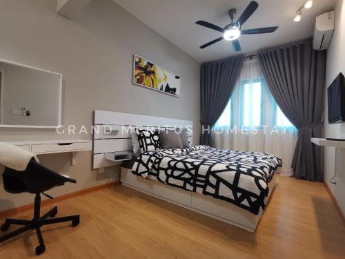 Schlafzimmer mit einem Bett, einem Schreibtisch und einem Stuhl in der Unterkunft Grand Meritus Homestay @Penang in Perai