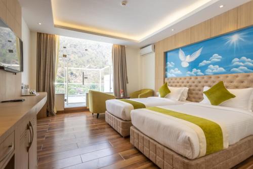 En eller flere senge i et værelse på Bhotekoshi Heli Resort