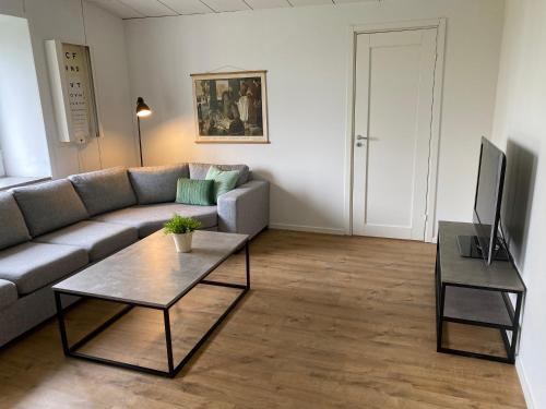 ein Wohnzimmer mit einem Sofa und einem Tisch in der Unterkunft Hangvar Skola Geografisalen in Lärbro