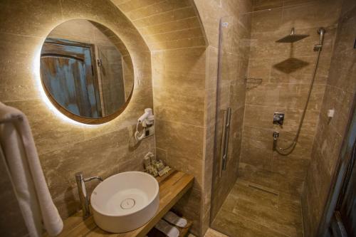 Bilik mandi di Sinasos Star Hotel Cappadocia