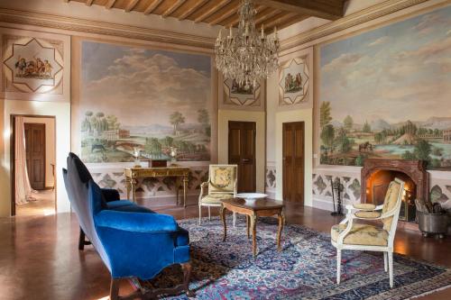 雷傑洛的住宿－VIESCA Suites & Villas Il Borro Toscana，客厅墙上有绘画作品