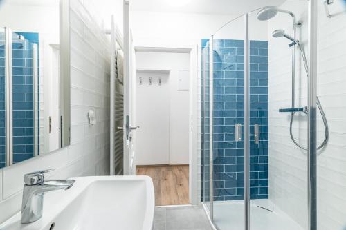 a bathroom with a sink and a glass shower at Residence Wurmfeld - Rodinný apartmán s 3 ložnicemi in Český Krumlov
