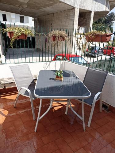 un tavolo e 2 sedie su un patio di Bella Mbriana casa vacanze a Vietri
