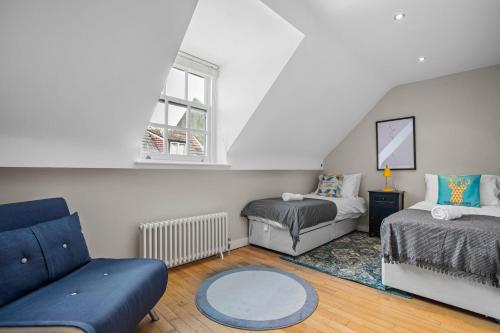 ein Wohnzimmer mit einem Sofa, einem Bett und einem Fenster in der Unterkunft Boho Apartment In The Lanes in Brighton & Hove