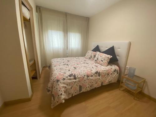 małą sypialnię z łóżkiem i szafką nocną w obiekcie Plaza Mercado w mieście Logroño