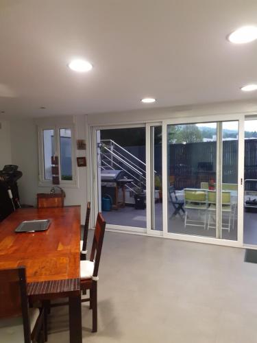 d'une salle à manger avec une table et une porte coulissante en verre. dans l'établissement URRUGNE BEHOBIe, à Urrugne