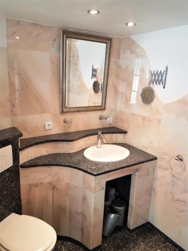 une salle de bain avec un lavabo et des toilettes dans l'établissement Appartement Village Naturiste Wild, au Cap d'Agde