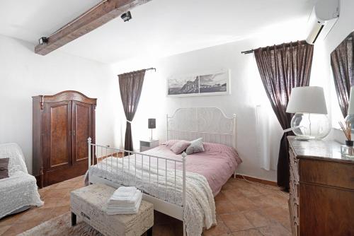 1 dormitorio con 1 cama y vestidor en Rosadimaggio Camelia, en Arcola