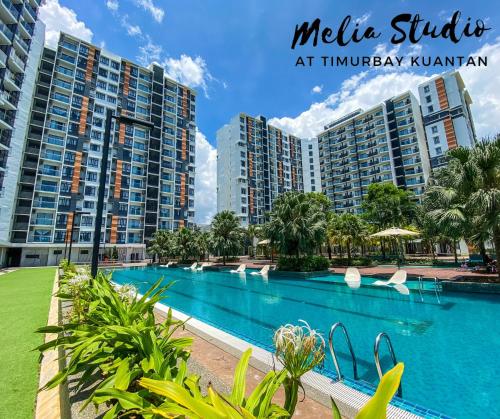 vistas a la piscina de los hoteles Melia en el jurásico kulumulum en TimurBay Seafront Residences by Melia Studio en Kuantan