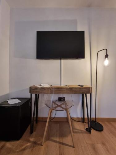 Una televisión o centro de entretenimiento en Hotel Olimpia