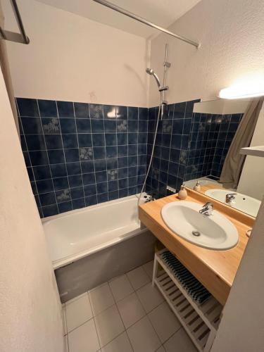 a bathroom with a sink and a bath tub at Au Petit Bonheur vue mer, parking, 400m plage in Le Lavandou
