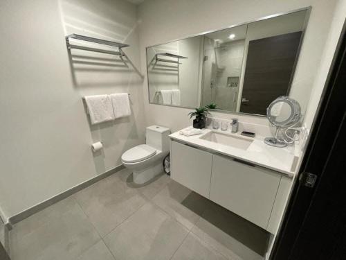 un bagno con un water, un lavandino e uno specchio di COSTA HOLLYWOOD Steps to Beach a Hollywood
