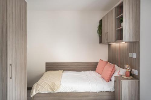 Säng eller sängar i ett rum på Yugo Explore - Melbourn Point