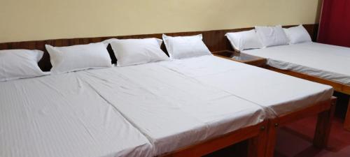 Postel nebo postele na pokoji v ubytování Satya Anand Cottage Pure Veg and Non Alcoholic Hotel