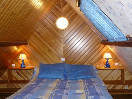 Ce lit se trouve dans un dortoir en bois doté de 2 lampes. dans l'établissement ARVOR 2 - Duplex, Grande Plage 300m - DT7, à Carnac