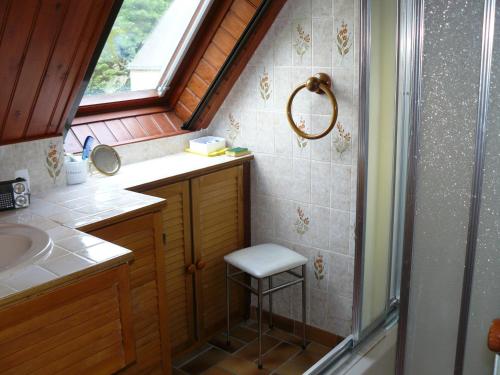 La salle de bains est pourvue d'une douche avec un tabouret. dans l'établissement ARVOR 2 - Duplex, Grande Plage 300m - DT7, à Carnac