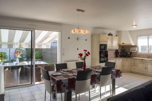 Photo de la galerie de l'établissement Maison familiale pour 6 avec jardin, à Le Fenouiller