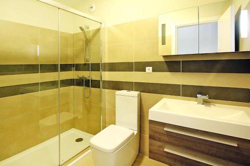 une salle de bain avec toilettes, lavabo et douche dans l'établissement Apartment in Corsica near Palombaggia Beach, à Porto-Vecchio